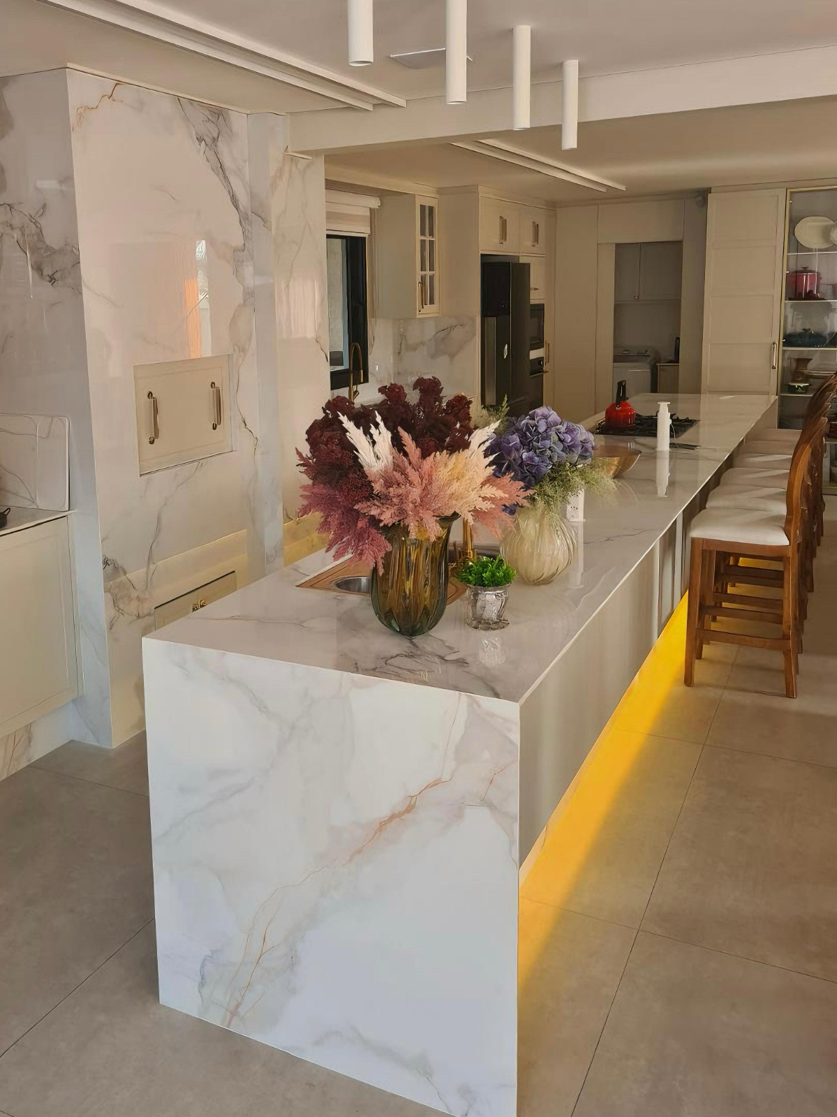 Cozinha com bancada e painel em mármore de veios marcantes
