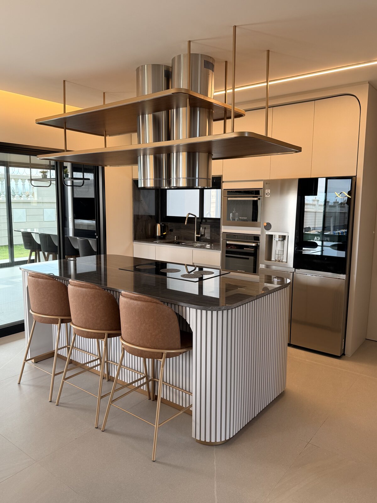 Cozinha gourmet com ilha em mármore claro