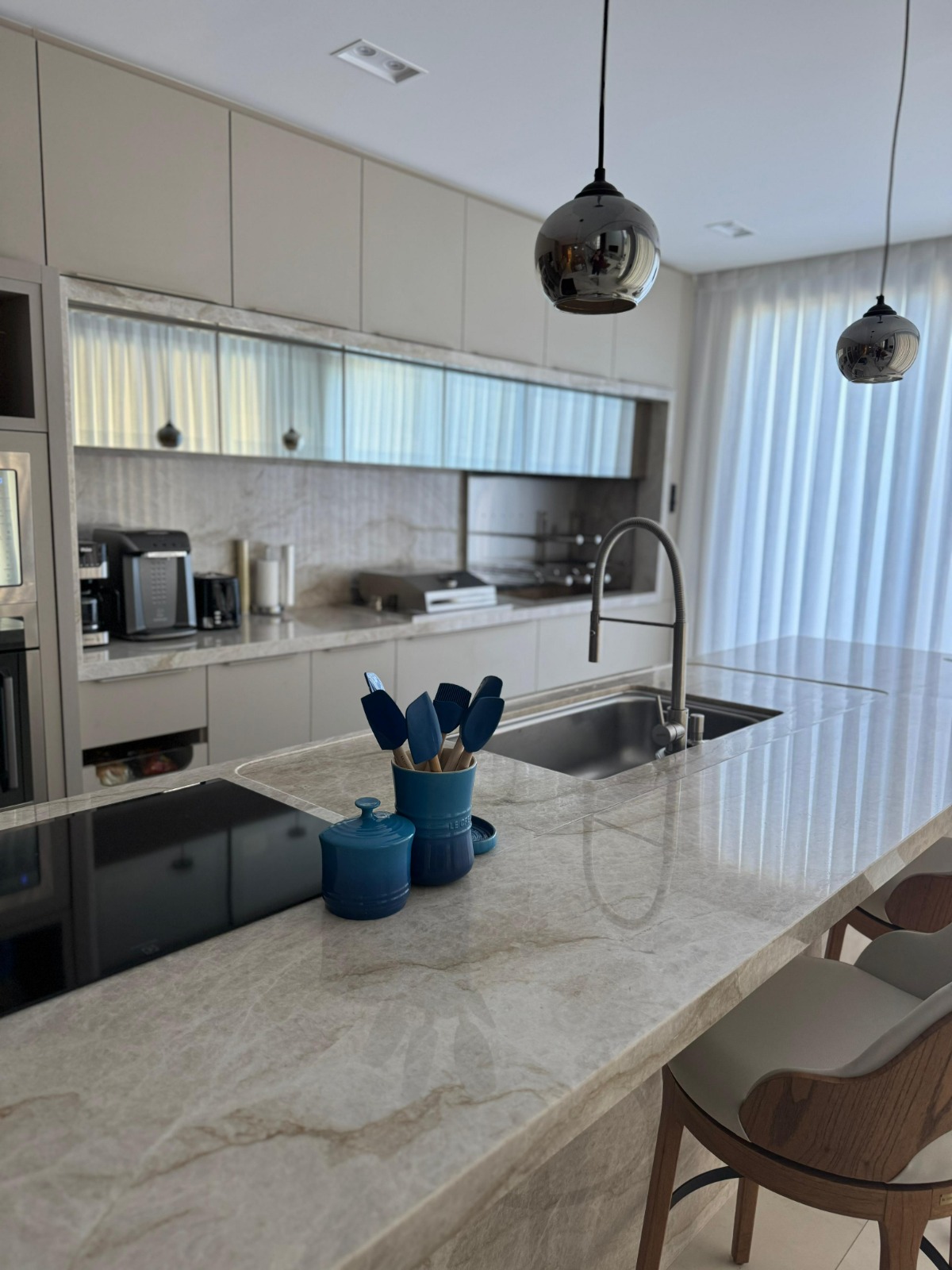 Bancada de cozinha em quartzito com veios suaves