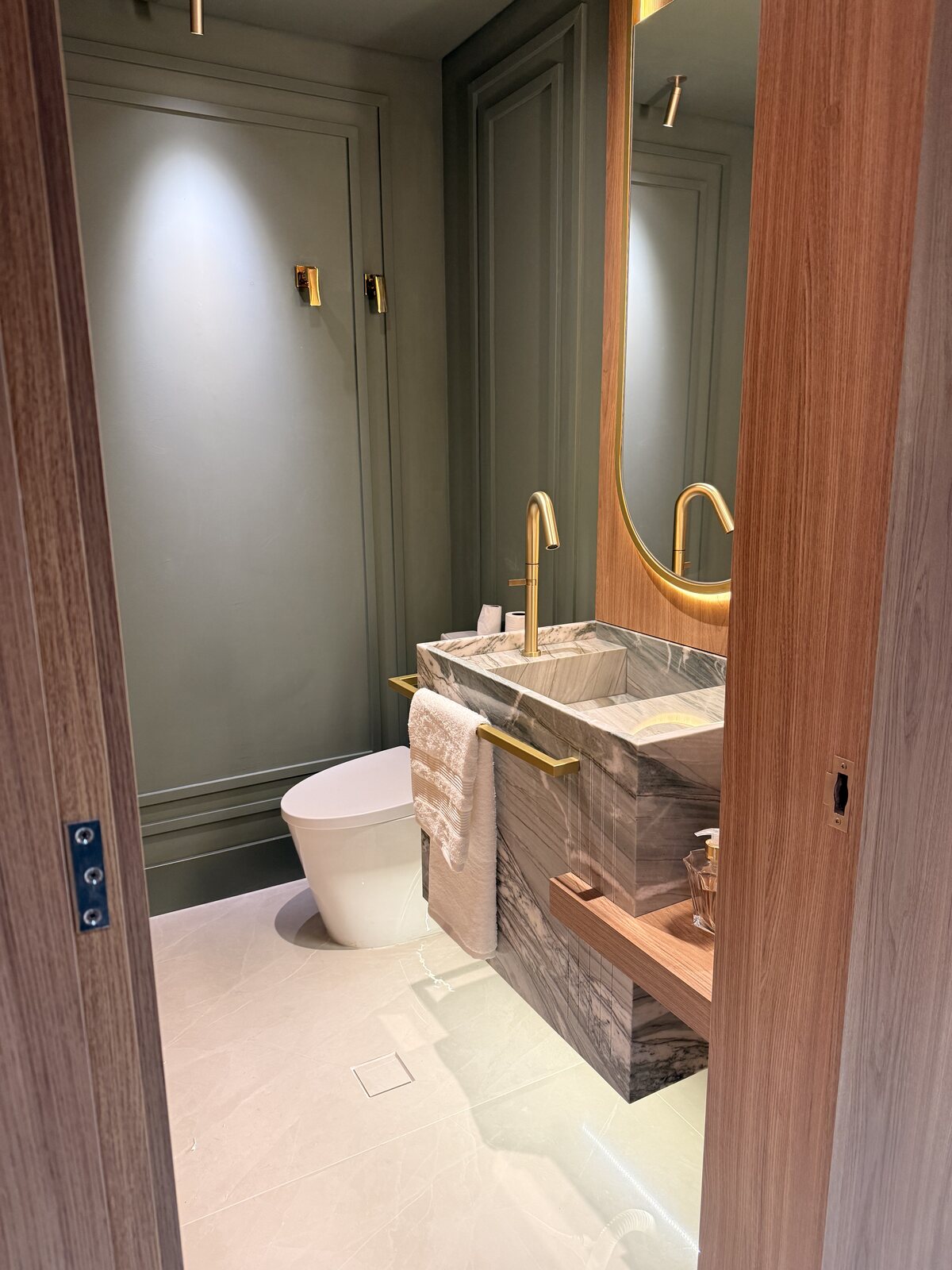 Lavabo com cuba esculpida e iluminação LED