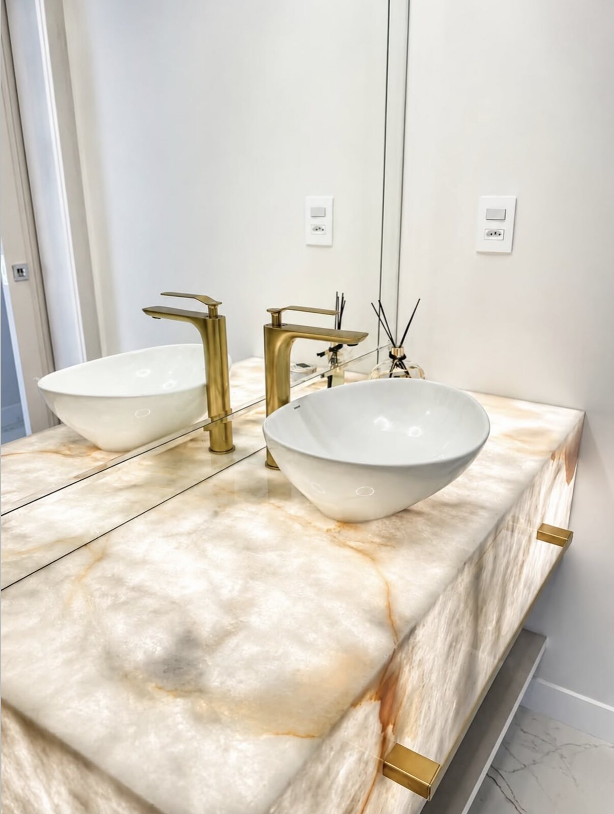 Lavabo com cubas duplas esculpidas em ônix iluminado