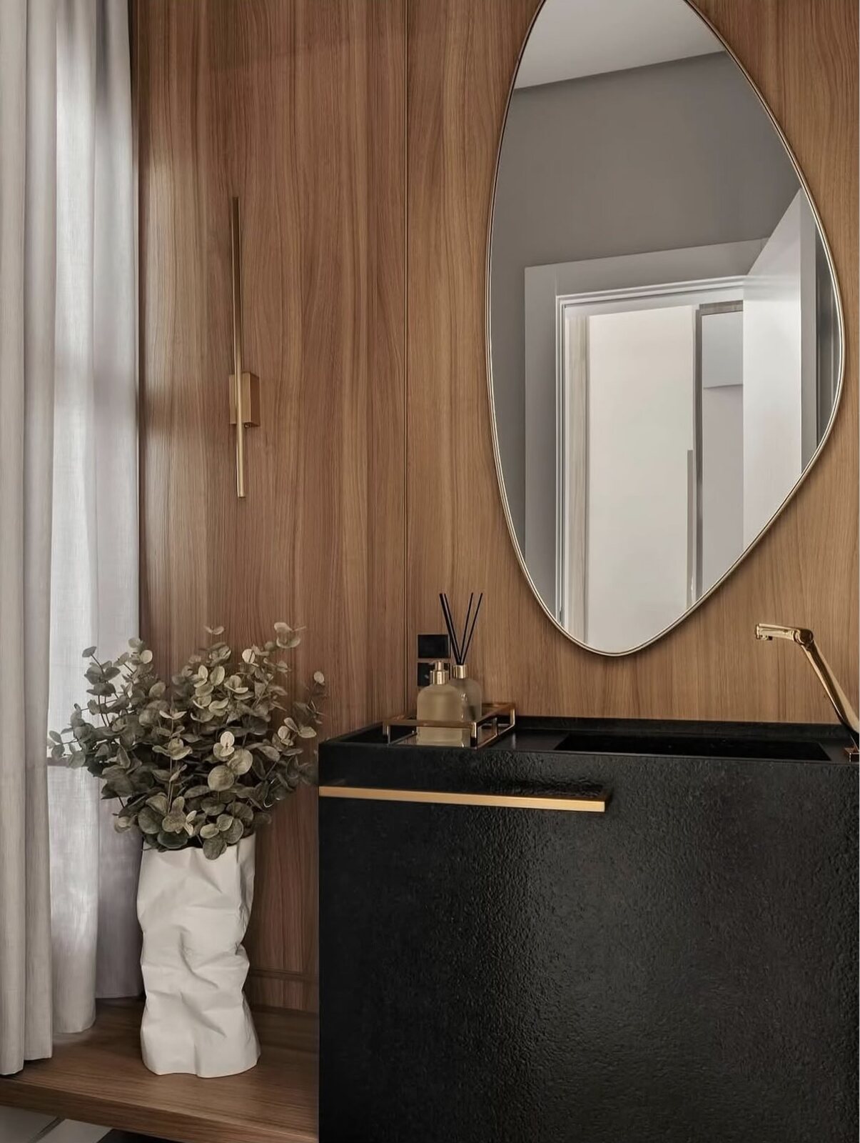 Lavabo com cuba escultural e espelho de formato orgânico
